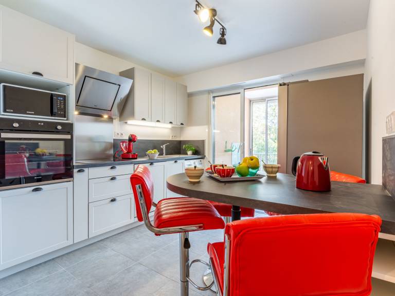 Holiday apartment with terrace, yard & pool — photo 4