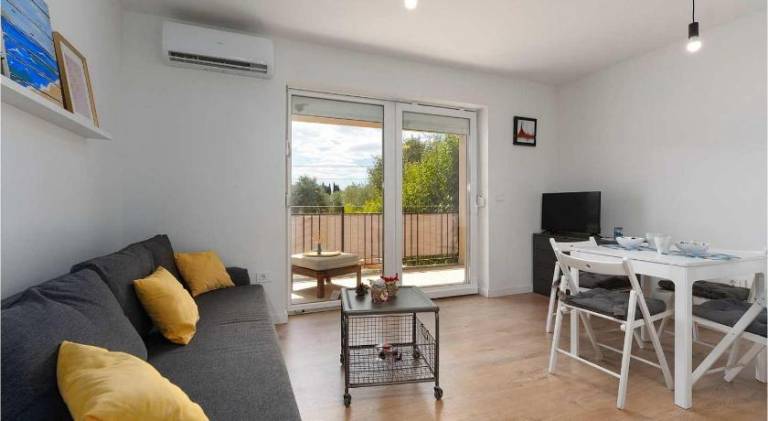 Apartment with 2 rooms for 4 persons in Tar-Vabriga