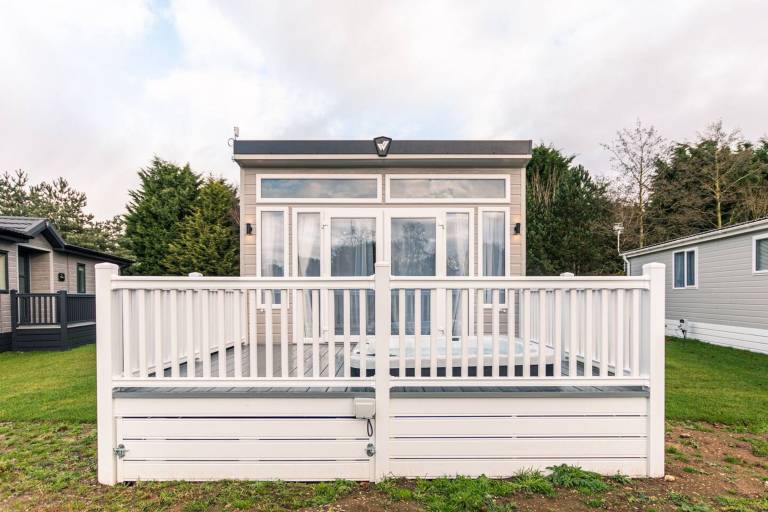 Host Stay Lakeside Retreat