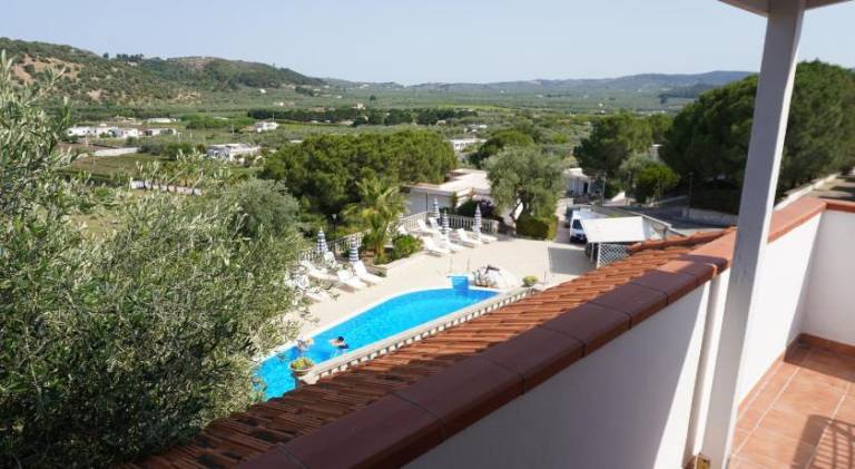 Serviced apartment with pool, hot tub & garden | Pet-friendly — photo 4