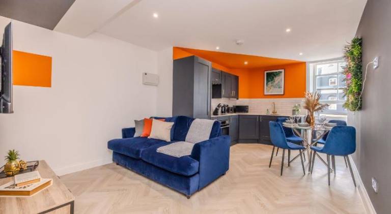 Super Central 2 Bedroom Aarptment Next to Brighton Beach & Shopping Center Sleep 6 — photo 3