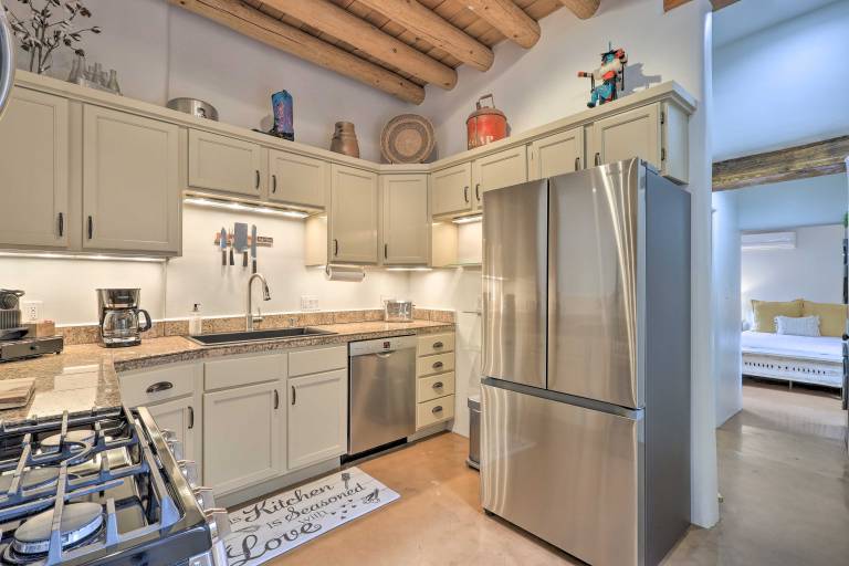 Historic Railyard Bungalow - Walkable Location! — photo 2