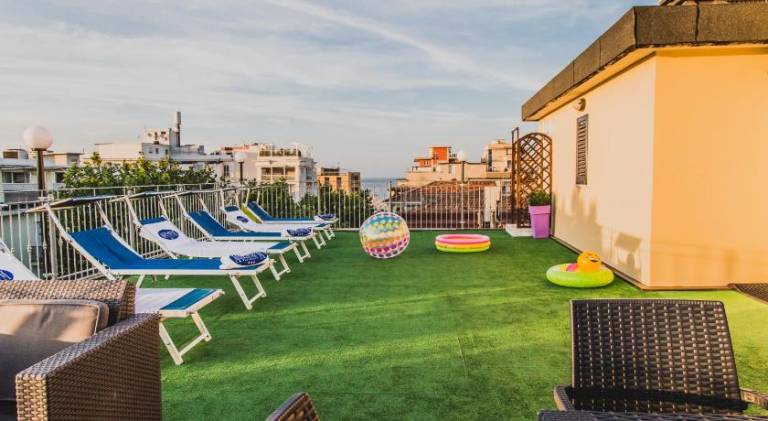 Lovely serviced apartment with patio | Next to the beach | Dogs allowed — photo 2