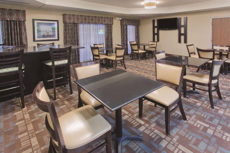 La Quinta Inn & Suites by Wyndham Columbus - Grove City — photo 5
