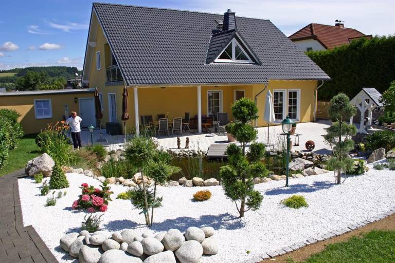 Holiday apartment with patio & yard — photo 2