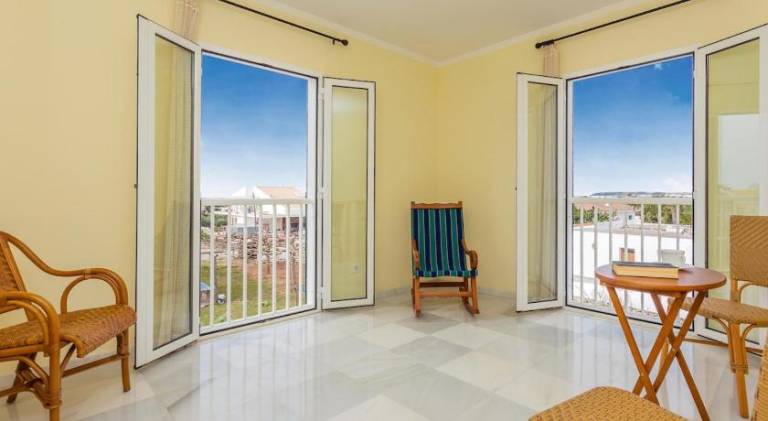 Rental apartment with terrace, pool & yard — photo 2
