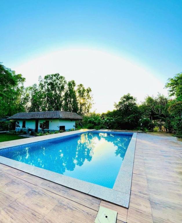 Vacation home with pool, barbeque & garden in Faridabad