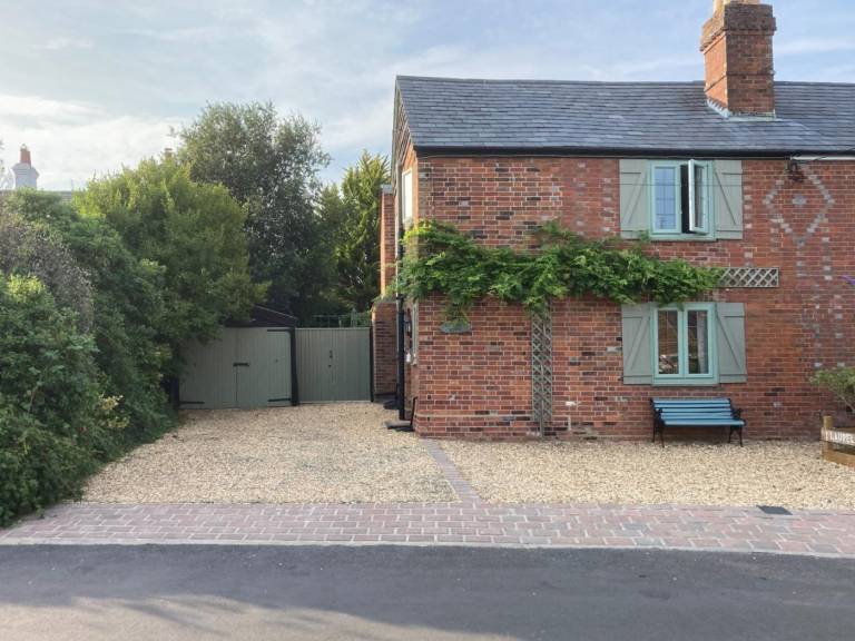 Fully equipped charming cottage with patio & yard | Pets are welcome in Lymington