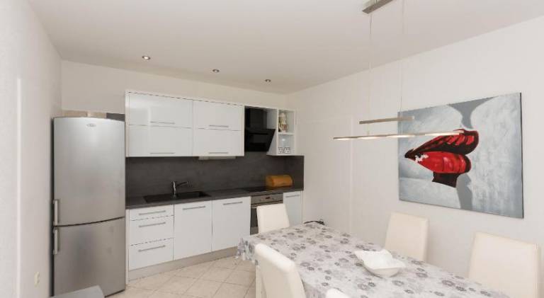 Apartment with 2 rooms for 6 persons — photo 3