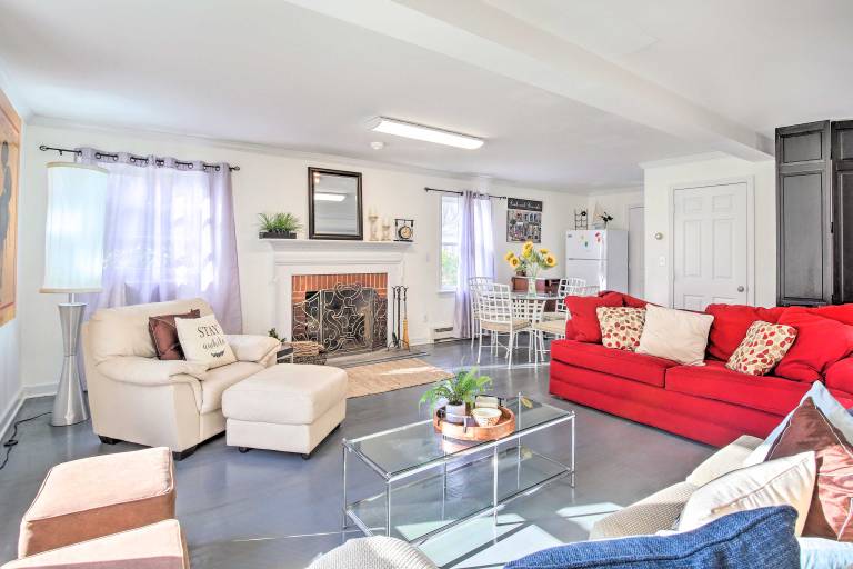 Elegant Connecticut Home: Fireplaces, Pet Friendly — photo 4