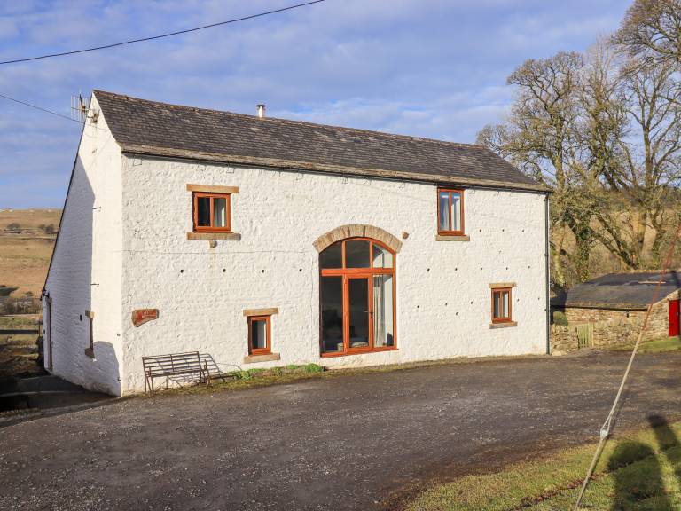 Cottage with yard in Alston