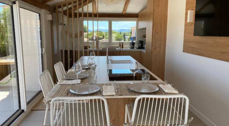Family-oriented serviced apartment with jacuzzi & patio | Pets allowed — photo 5