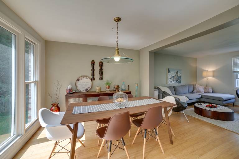 15 Mi to Pittsburgh WFH Friendly Home w Deck