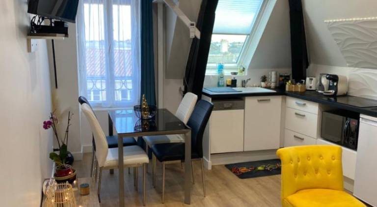 Apartment with hot tub in Vienne