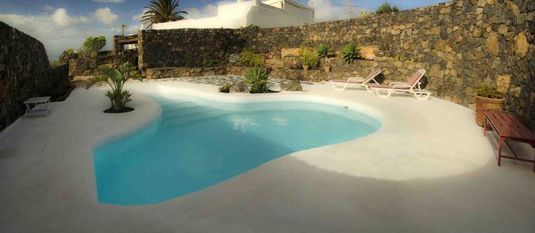 House with yard, private pool & grill — photo 4
