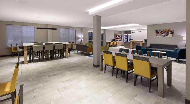 La Quinta Inn & Suites by Wyndham McAlester — photo 3