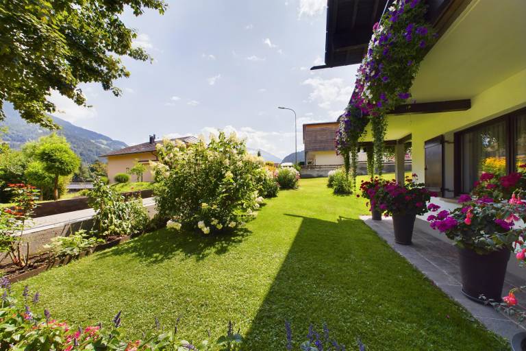 Rental apartment with patio & yard | Garden view — photo 5