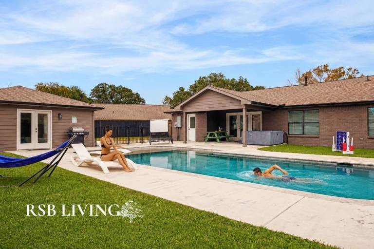 Beautiful 4Bd 3Ba Home with Pool Hot Tub Cinema