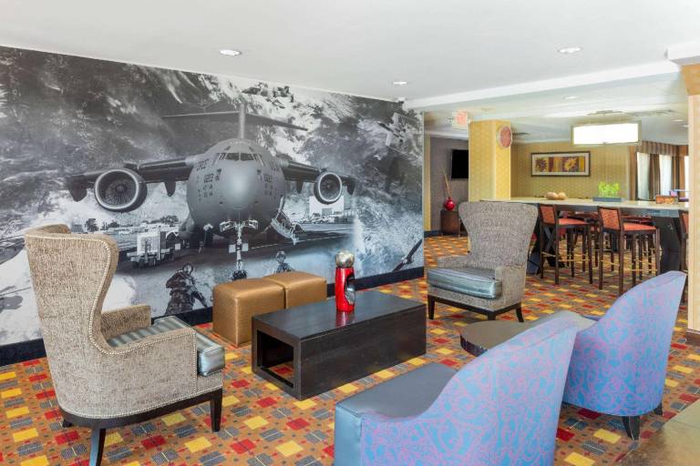 La Quinta Inn & Suites by Wyndham Warner Robins - Robins AFB — photo 2