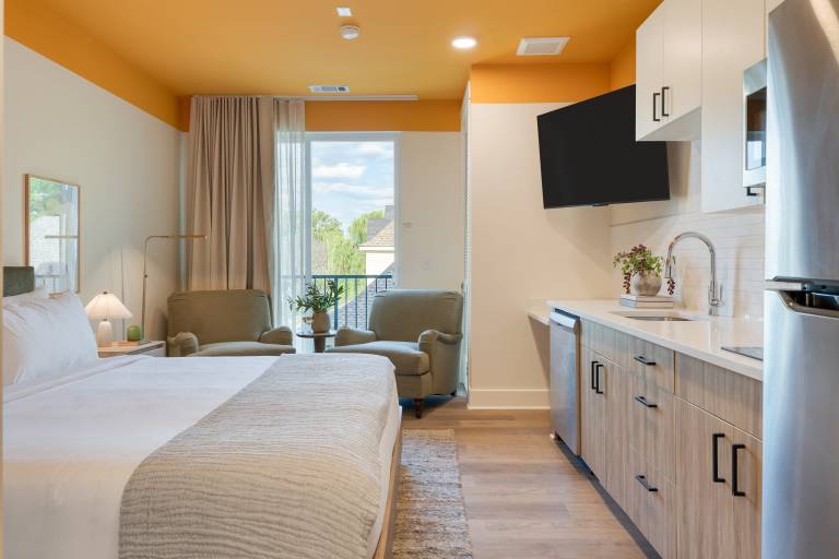 Deluxe King w Balcony Walkable 12 South