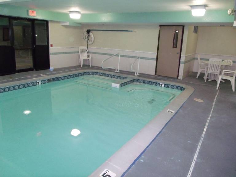 Americas Best Value Inn & Suites Harrisonville — photo 5