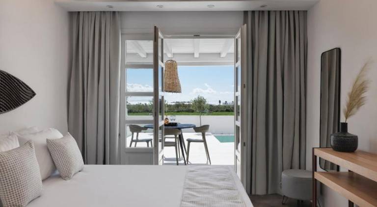 Villa with yard, terrace & pool | Pets allowed — photo 2