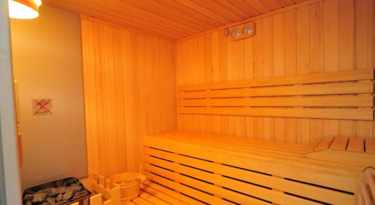 Vacation home with terrace, sauna & hot tub — photo 4