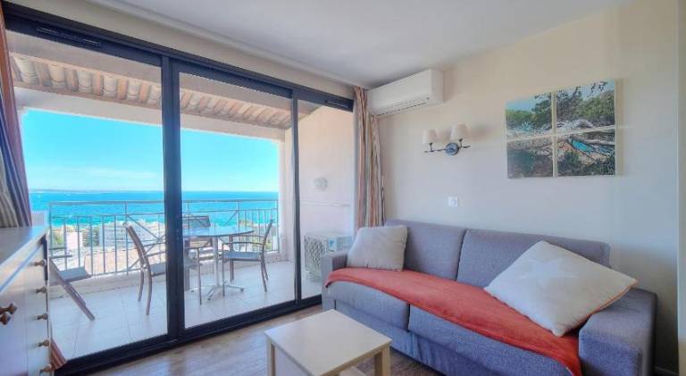 Holiday apartment with patio & pool in Cannes