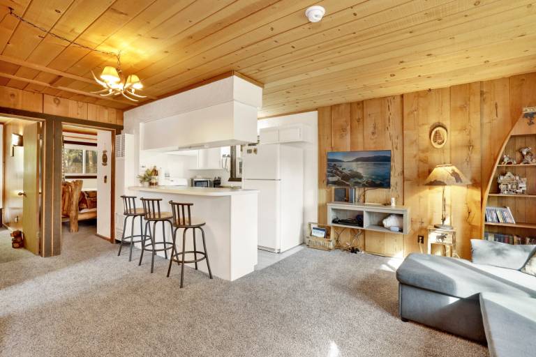 Family-friendly wonderful cabin with terrace | Lake view | Pets are welcome in San Bernardino, CA