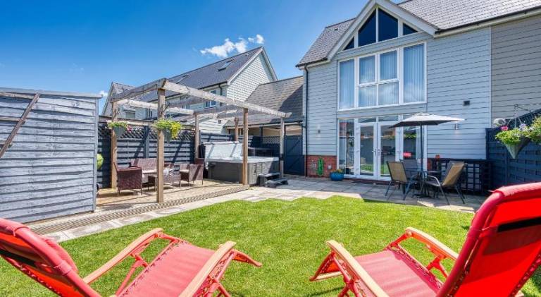Vacation home with jacuzzi | Pets allowed in Warwick