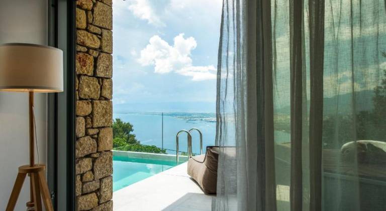 Villa with pool — photo 4