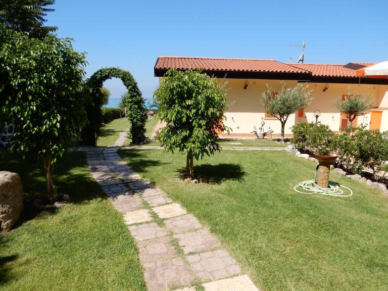 House with barbeque & garden | Garden view — photo 5