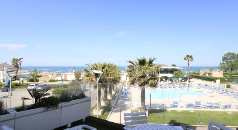 Serviced apartment with terrace, pool & yard — photo 5