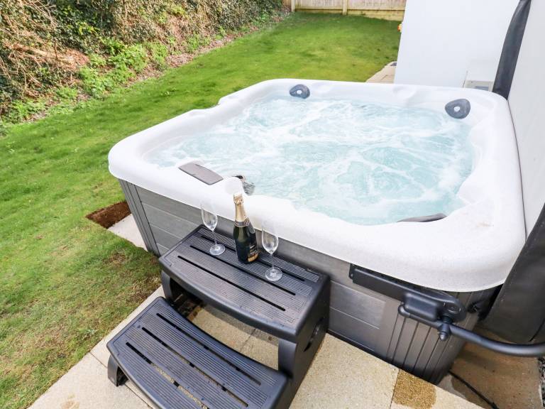 Cottage with hot tub & yard | Beach view — photo 2