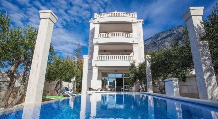 Big holiday apartment with BBQ, private pool & patio | Dogs allowed in Tucepi