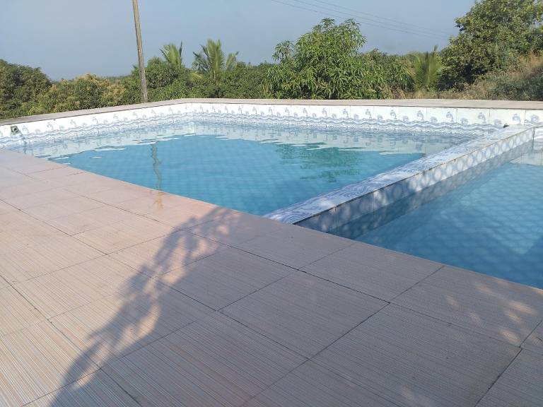 Farm with yard & pool in Mendarda