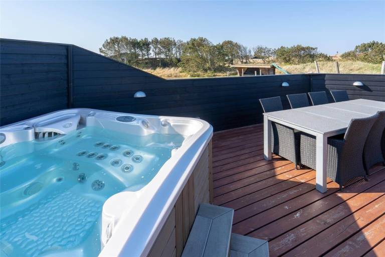 Vacation home with hot tub & grill — photo 2