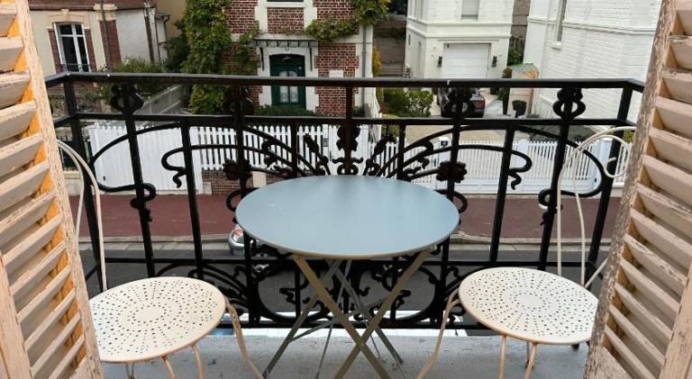 Apartment with patio — photo 3