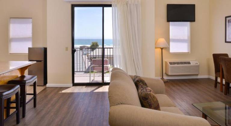Edgewater Inn and Suites — photo 2