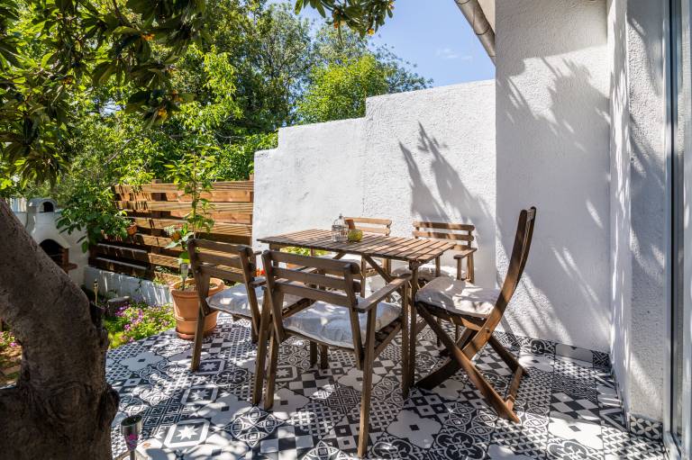 Apartment with patio | Garden view — photo 3