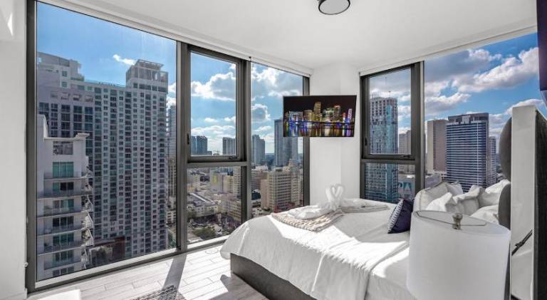 Rental apartment with jacuzzi & pool | Near Bayside Marketplace | Perfect for remote work — photo 3