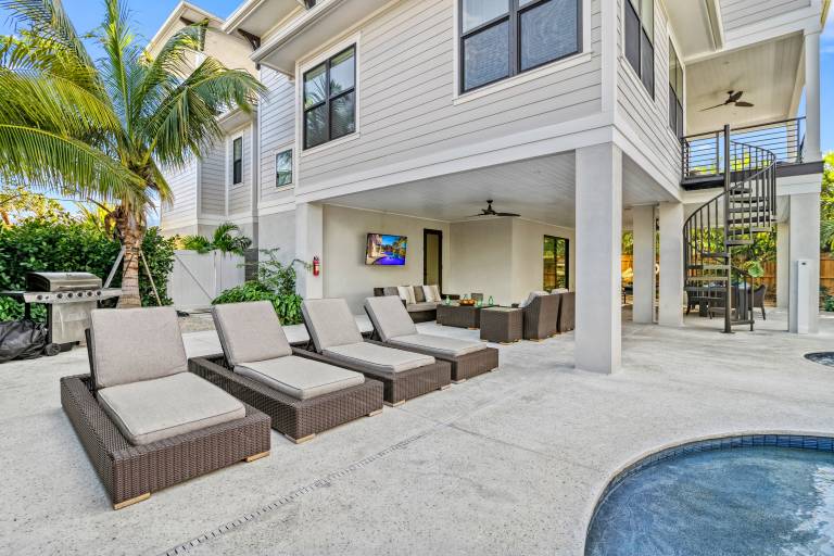 Family-oriented house with private pool, hot tub & grill | Water view | Beach nearby | Dogs allowed — photo 5