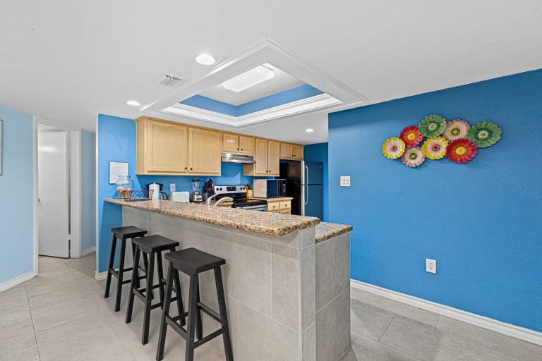 Family-friendly condo with patio & private pool | Beach nearby | Dogs allowed — photo 4
