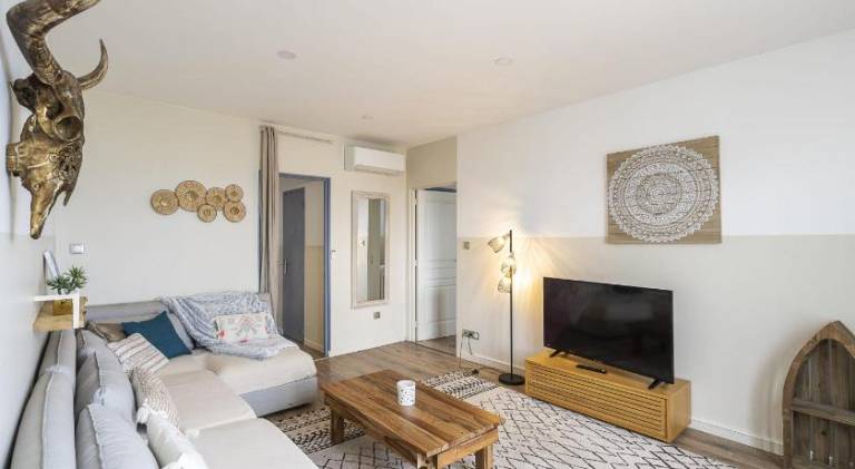 Beautiful serviced apartment with patio | Beach nearby | Pets allowed — photo 2