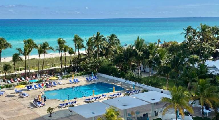 Serviced apartment with garden, terrace & pool in Miami Beach, FL