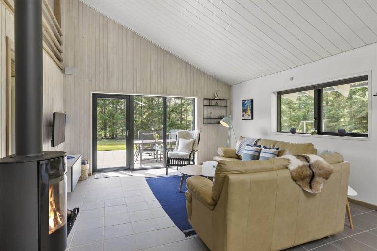 House with hot tub, barbeque & patio — photo 2