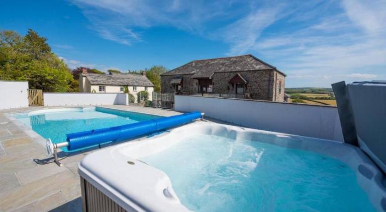 Vacation home with jacuzzi — photo 3