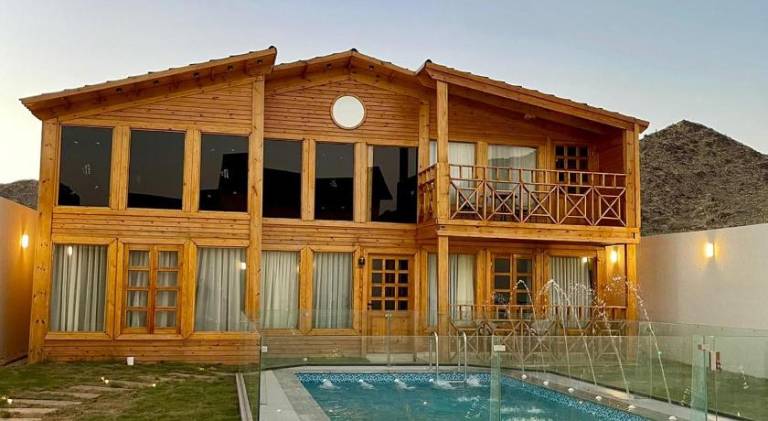Lodge with private pool, patio & garden | Pets allowed — photo 3