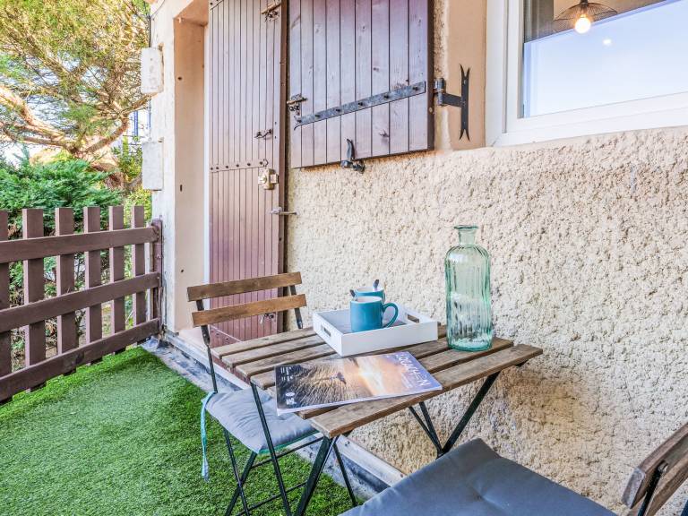 Apartment with patio — photo 3