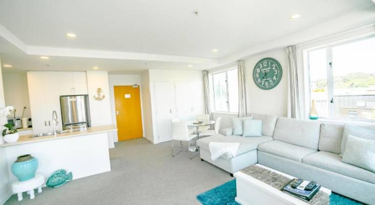 Apartment with yard, pool & grill — photo 4